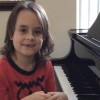 7 ročný zázrak na piane pozná Taylorine piesne naspamäť.